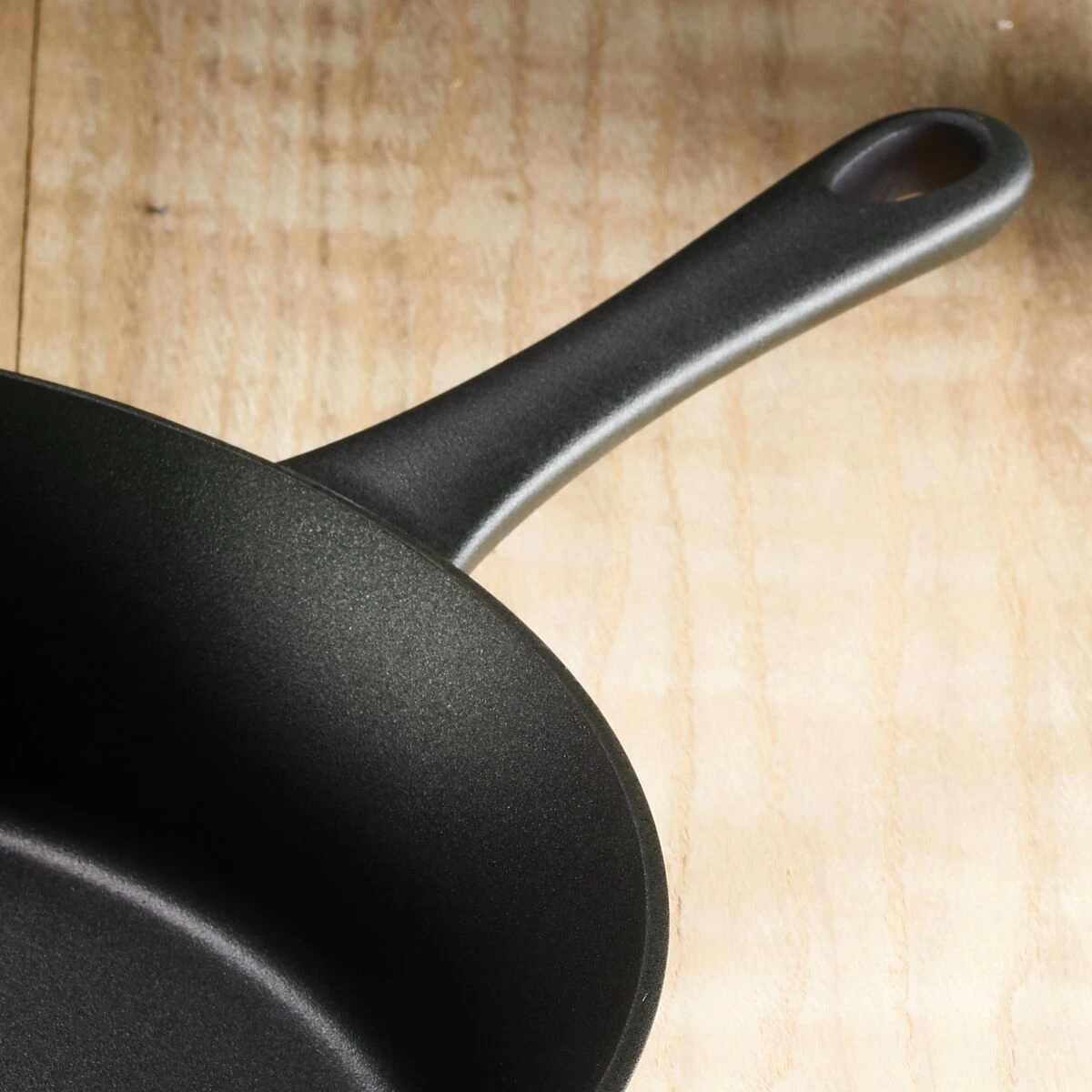 Tramontina 12.5" Cast Iron Covered Skillet Pre-Seasoned 2 Tramontina 12.5" Cast Iron Covered Skillet Pre-Seasoned - Image 2